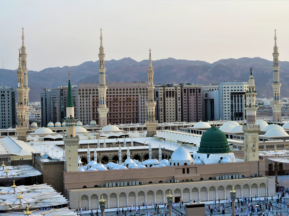 Green dome and minarets representing Madinah